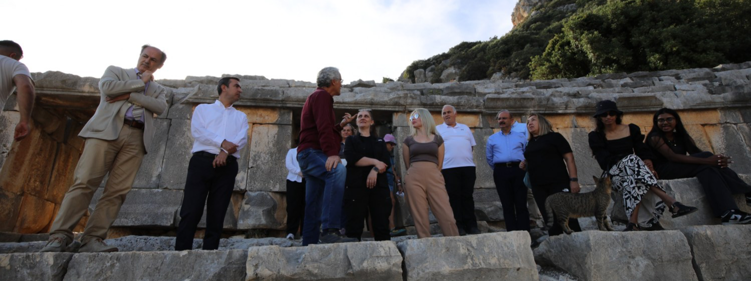<p>Prof. Dr. &Ouml;zlenen &Ouml;zkan ve Beraberindeki Heyetin Myra Antik Kenti Ziyareti</p>