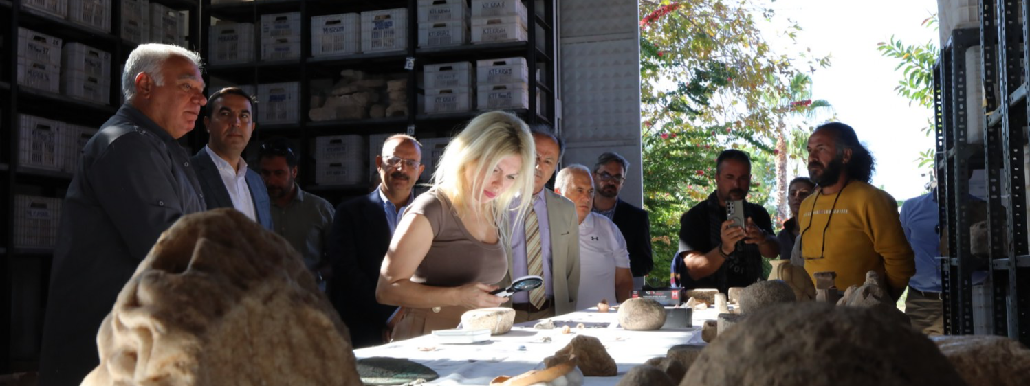 <p>Prof. Dr. &Ouml;zlenen &Ouml;zkan ve Beraberindeki Heyetin Patara Antik Kenti Ziyareti</p>