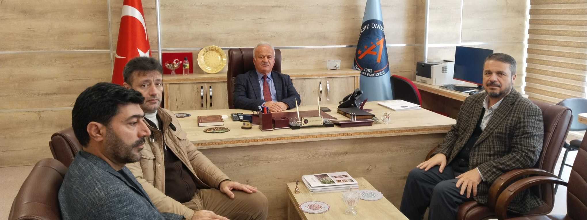 <p style="text-align: center;"><span style="color: #ffffff;">Bing&ouml;l &Uuml;niversitesi İlahiyat Fak&uuml;ltesi Dekan V. Prof. Dr. Muhittin &Ouml;ZDEMİR ve Tasavvuf Anabilim Dalı &ouml;ğretim &uuml;yesi Do&ccedil;. Dr. &Ouml;mer TAY, Fak&uuml;ltemizi ziyaret etti.</span></p>