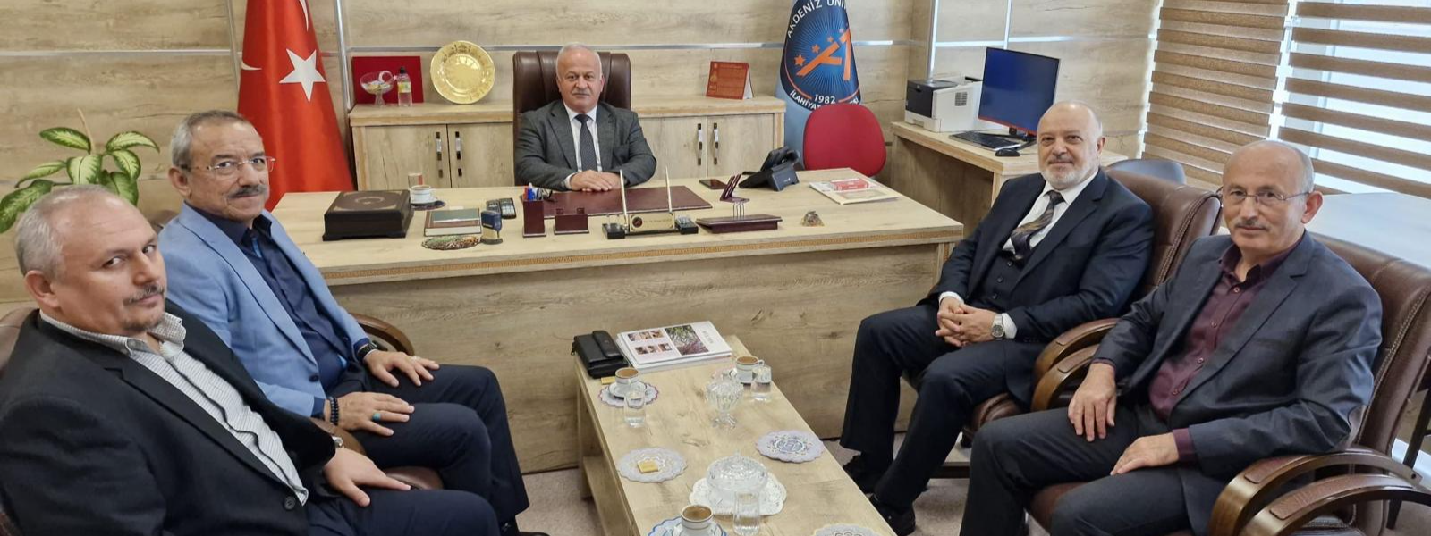 <p style="text-align: center;"><span style="color: #ffffff;"><strong>FAK&Uuml;LEMİZE ZİYARET</strong></span></p>