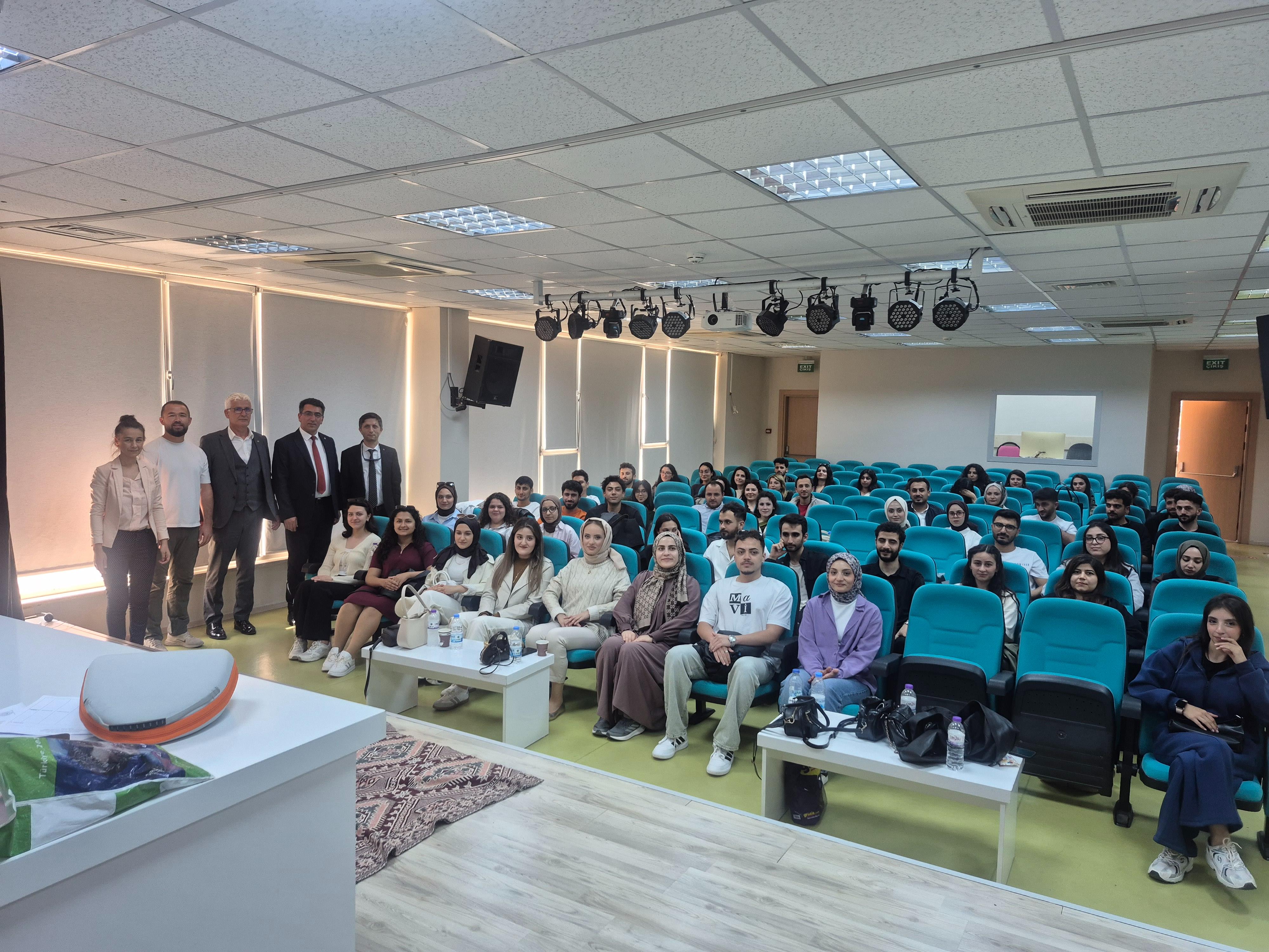 Hemşire Adaylarının Bilgileri Tazelendi: Uygulamalı  İlk Yardım Eğitimi Gerçekleştirildi
