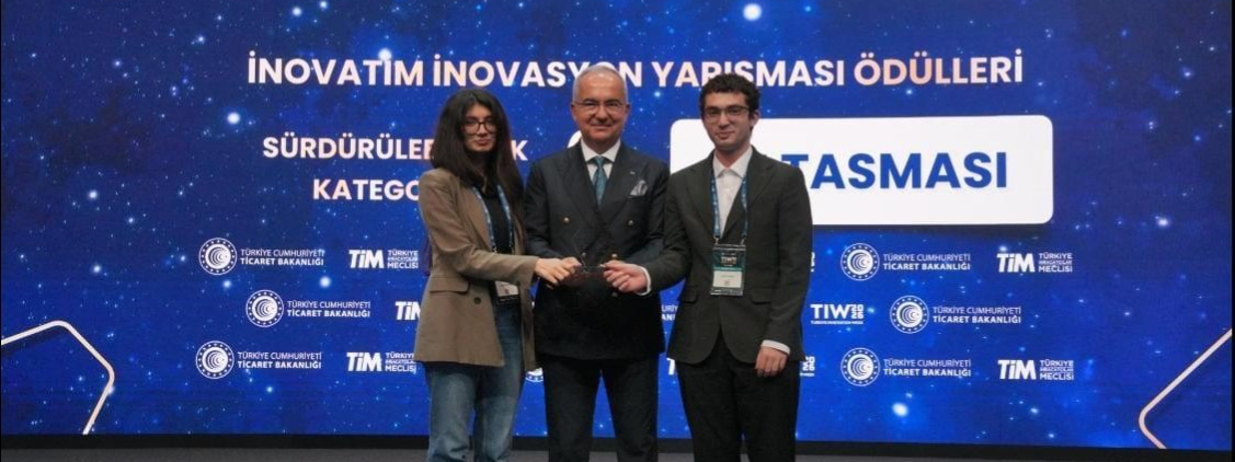 <p>Makine M&uuml;hendisliği 3. Sınıf &Ouml;ğrencileri Rana DEMİRER ve Esat VAROL'un T&uuml;rkiye İnovasyon Haftası Kapsamında S&uuml;rd&uuml;r&uuml;lebilirlik Kategorisinde "Isı Tasması" Projesi Başarıları i&ccedil;in Tebrik Ederiz. Detaylar i&ccedil;in Tıklayınız</p>