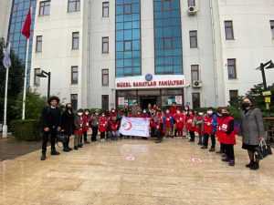 Çocuk Üniversitesi Mezunlarını Verdi.jpg